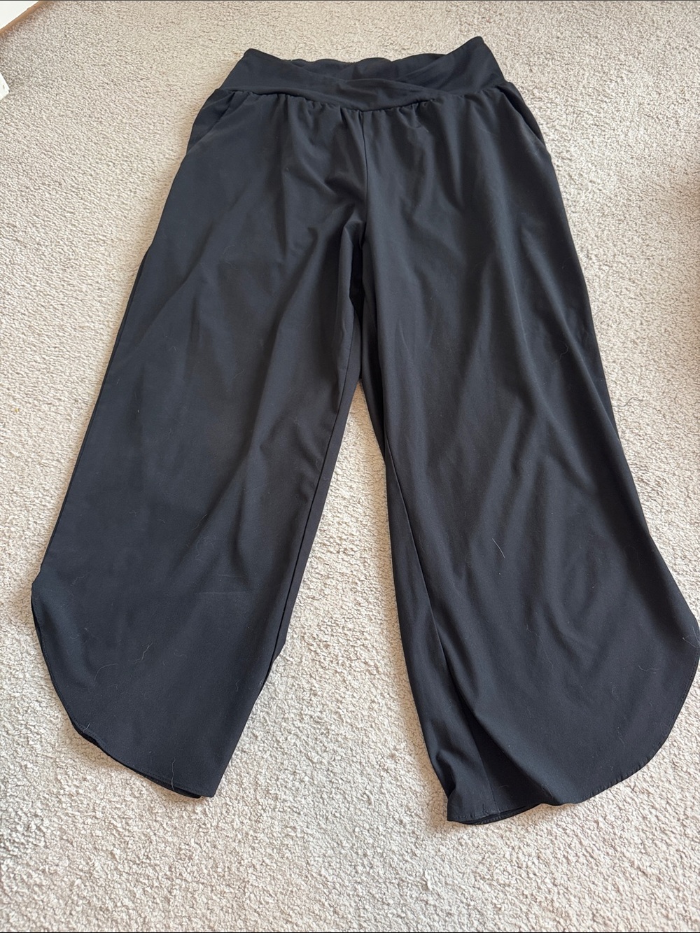 HALARA Black Wide-Leg Capris
